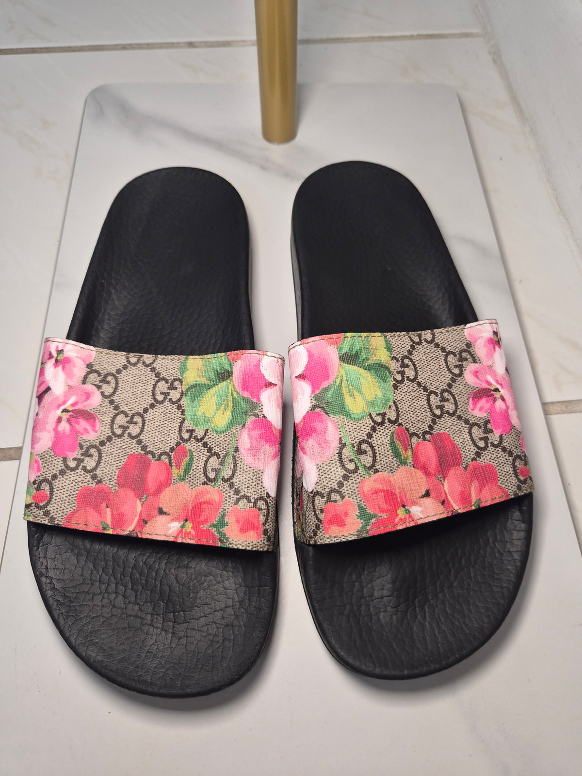 Gucci GG Blooms Supreme Monogram Canvas Pursuit Pool Slide Sandals